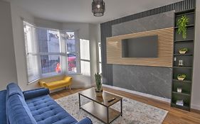 Modern 3-Bed Home-Free Parking-Sleeps 6
